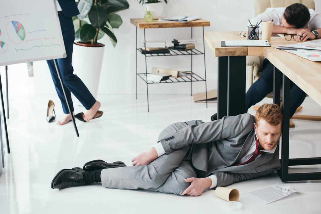 Skupina vyčerpaná podnikatelé spí v kanceláři - Fotografie, Obrázek