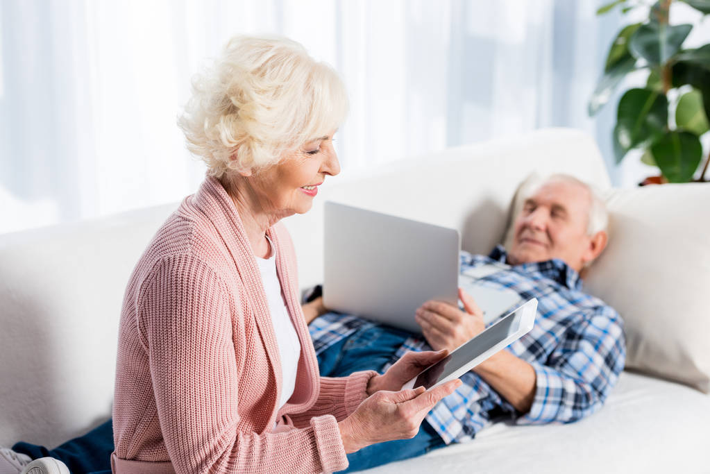 вибірковий фокус старшої дружини і чоловіка, використовуючи цифрові пристрої вдома
 - Фото, зображення