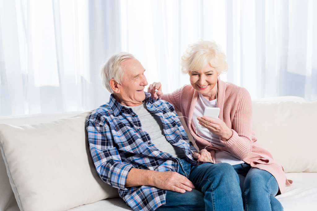 feliz pareja de ancianos en auriculares escuchando música juntos en casa
 - Foto, imagen