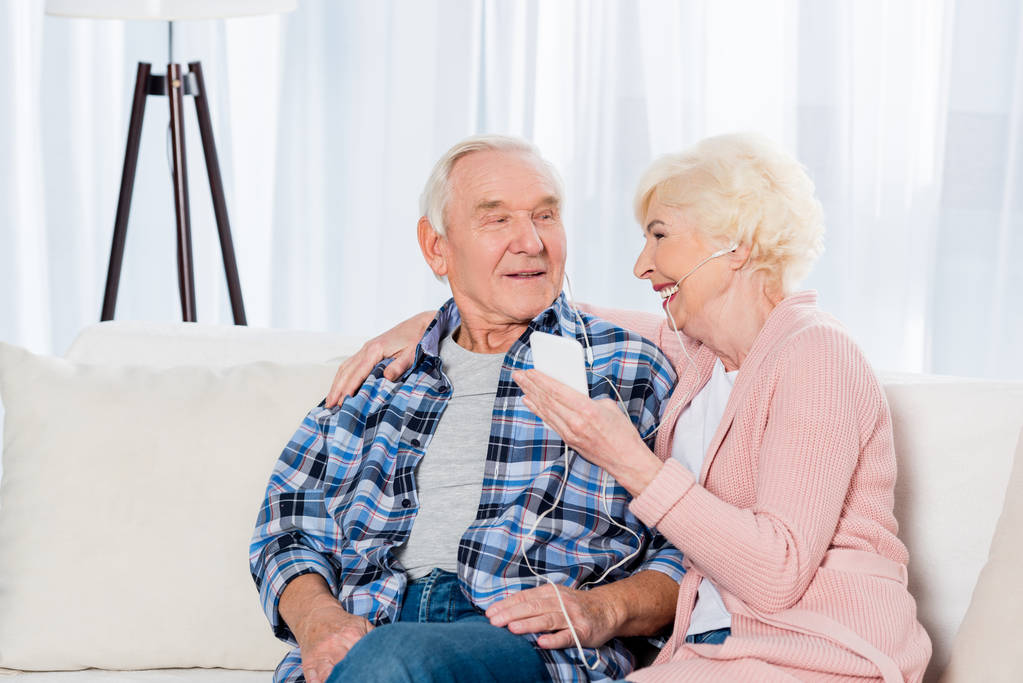 szczęśliwa para starszy w słuchawki do słuchania muzyki razem w domu - Zdjęcie, obraz