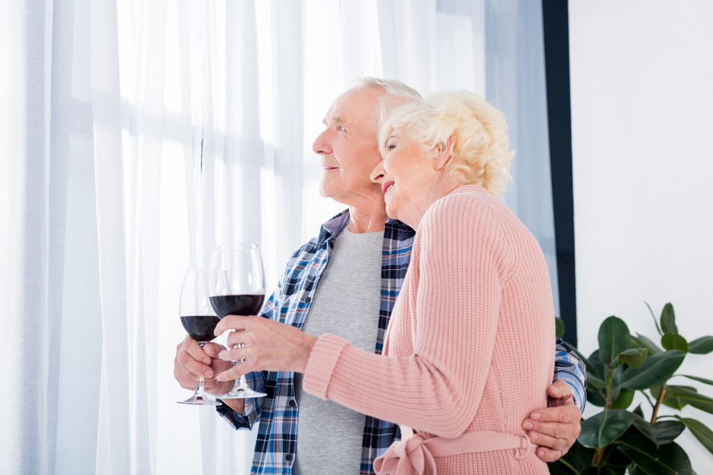 retrato de feliz esposa mayor y marido con copas de vino tinto en casa
 - Foto, Imagen