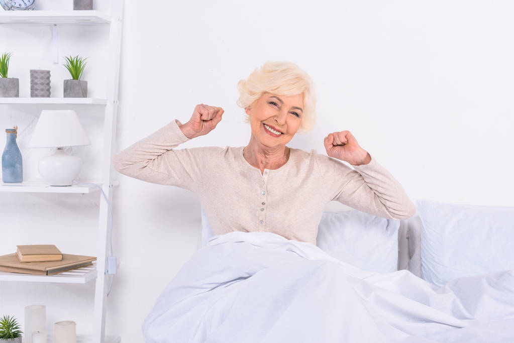 Portret kobiety na starszy wesoły odpoczynek w łóżku w domu - Zdjęcie, obraz