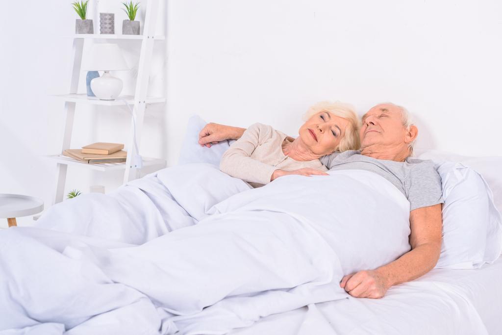 idősebb pár alszik az ágyban együtt otthon portréja - Fotó, kép