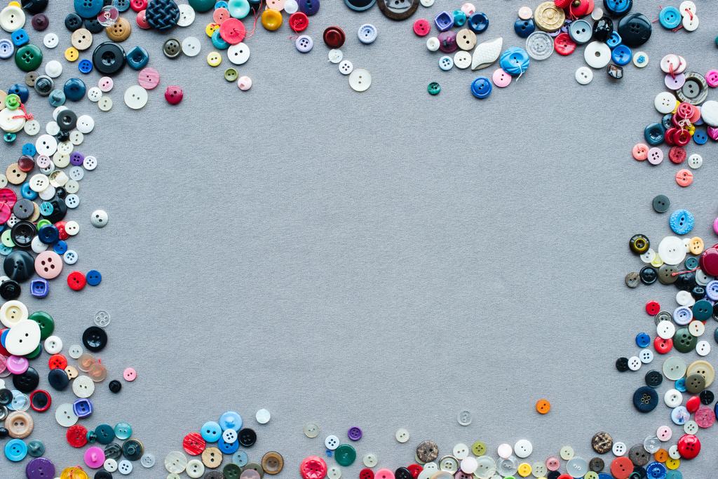 gri kumaş arka plan üzerinde renkli düğmeler çerçevenin Üstten Görünüm - Fotoğraf, Görsel