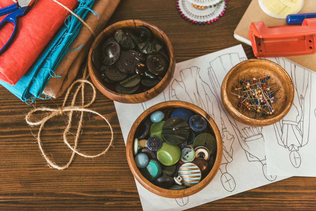bols en bois avec boutons et broches sur la table
 - Photo, image