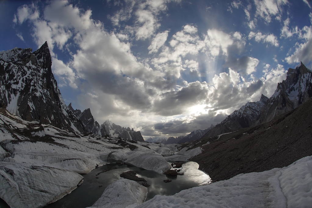 Baltoro Glacier ja korkeat vuoret K2 ja Broadpok ja Concordia perusleiri Pakistanissa Karakorum
 - Valokuva, kuva