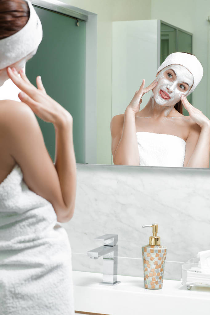 Frau mit Maske im Gesicht - Foto, Bild
