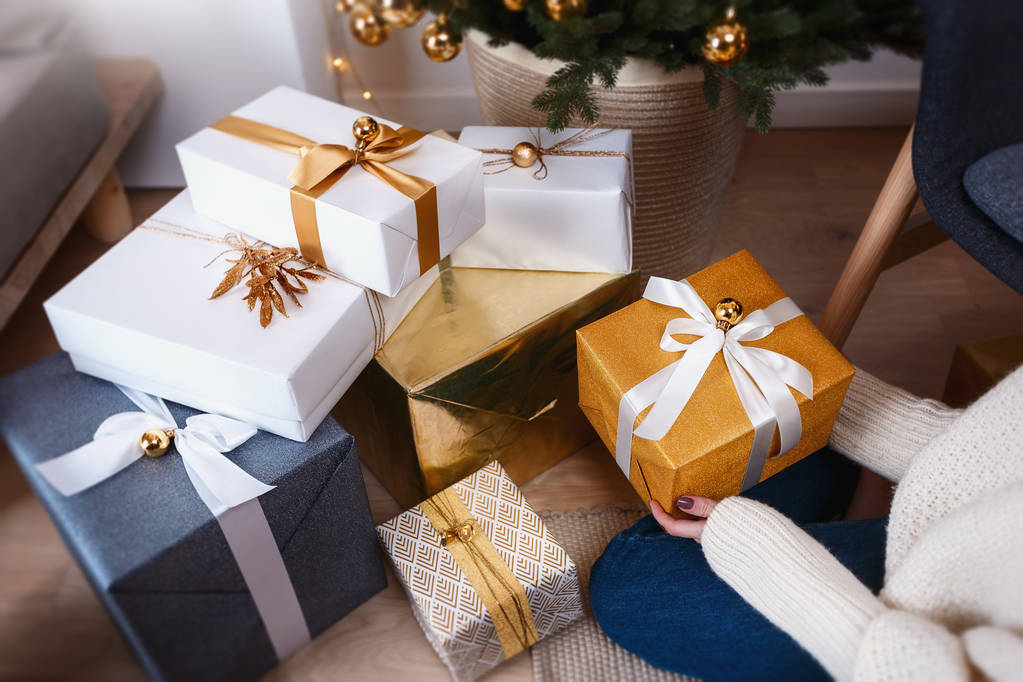 Belle scatole con regali diversi che vengono preparati per la notte di Natale o la festa di Capodanno
 - Foto, immagini