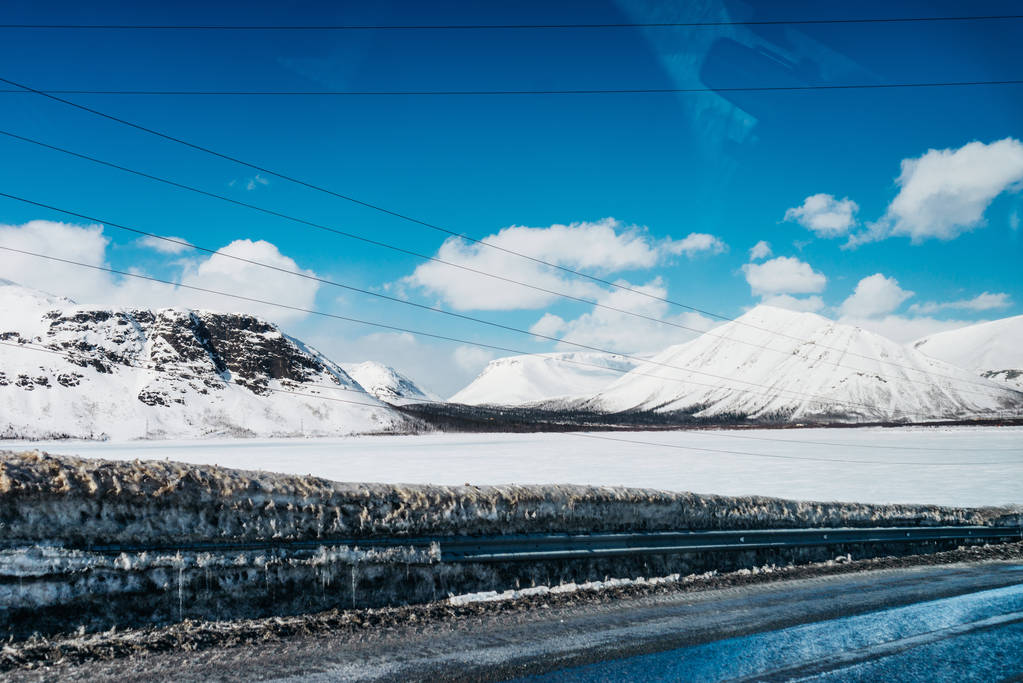 lejos al norte, cielo frío azul, altas montañas cubiertas de nieve, por todas partes nieve blanca
 - Foto, imagen