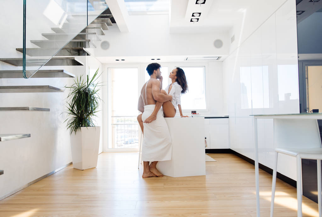 Couple d'amoureux dans un penthouse
 - Photo, image