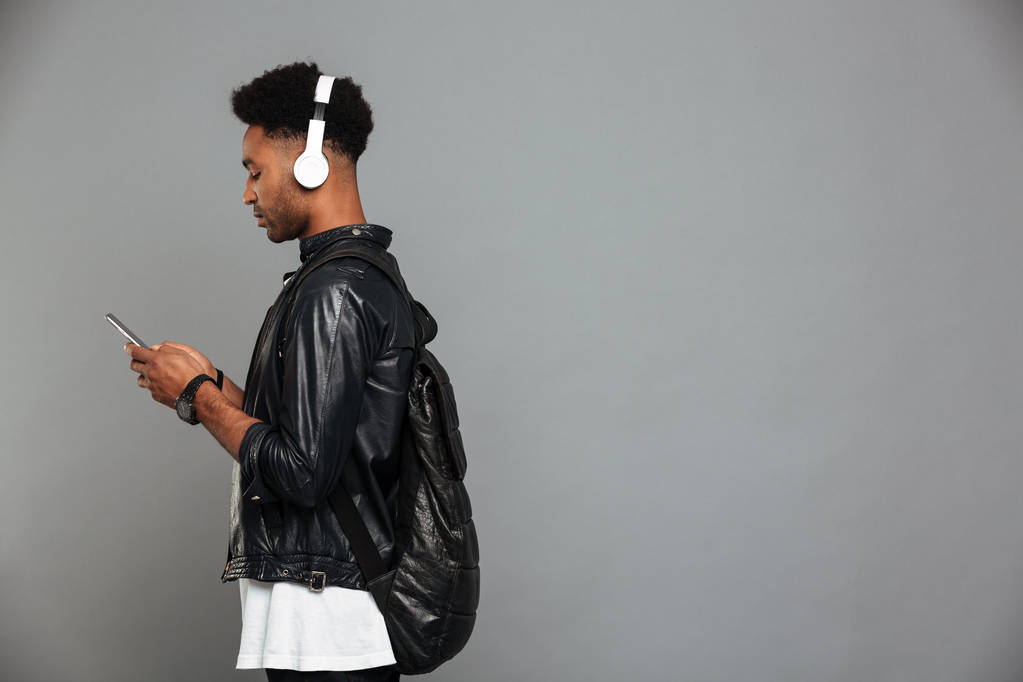 Retrato de un joven afroamericano con auriculares
 - Foto, imagen