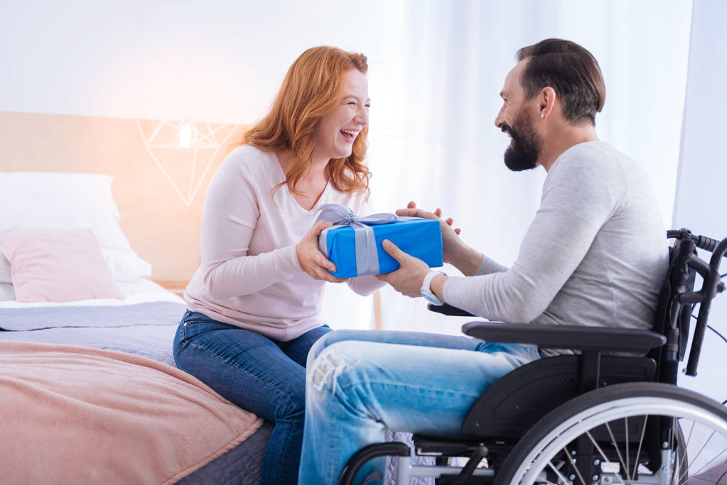 hombre y una mujer feliz sosteniendo un regalo
 - Foto, Imagen