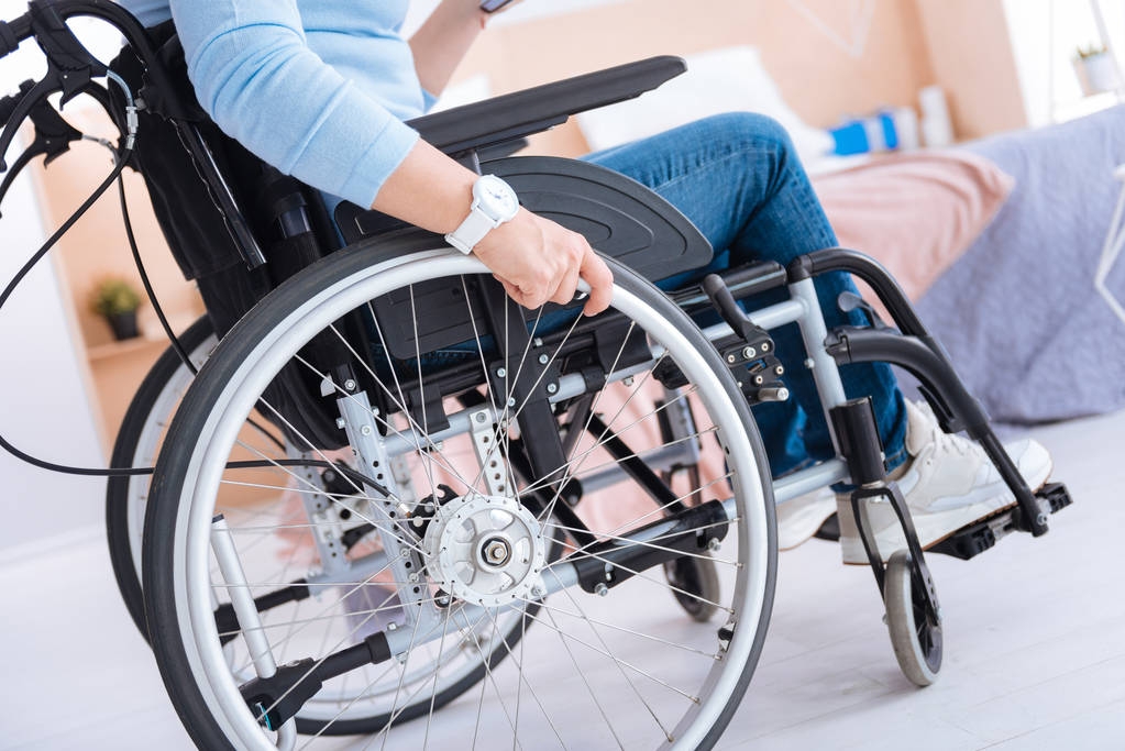 Femme handicapée assise dans un fauteuil roulant
 - Photo, image