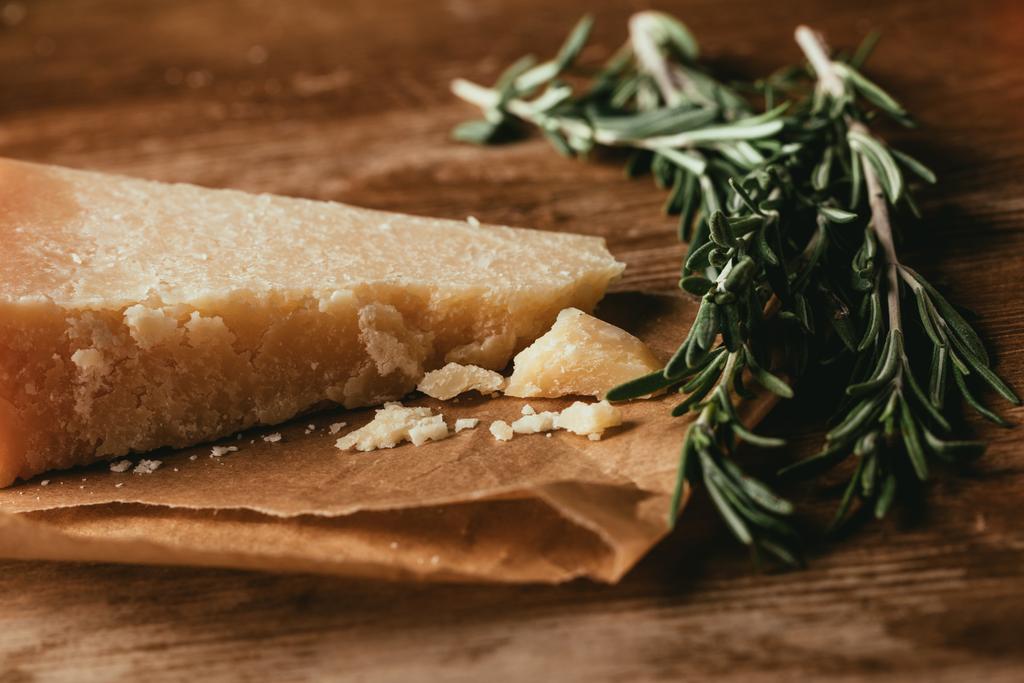 gros plan de fromage parmesan et de romarin frais sur une table en bois
 - Photo, image