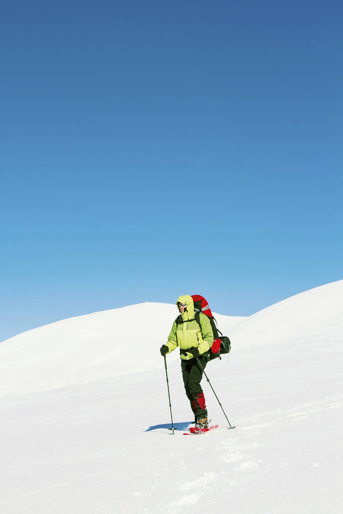 Caminata de invierno en las montañas con una mochila y tienda de campaña
. - Foto, imagen
