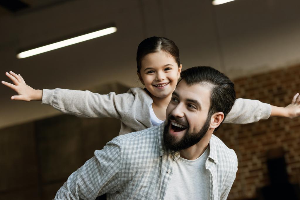 Šťastný otec dává prasátko zpět jízda mladou dceru doma - Fotografie, Obrázek