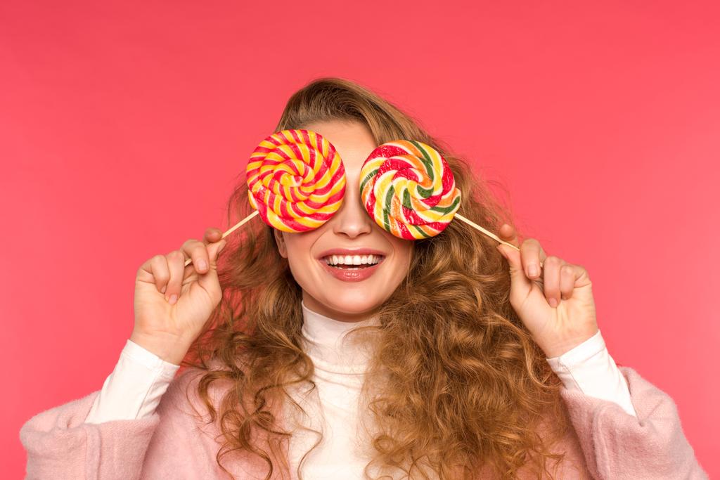 Счастливая девушка, закрывающая глаза круглыми лепестками на красном
 - Фото, изображение