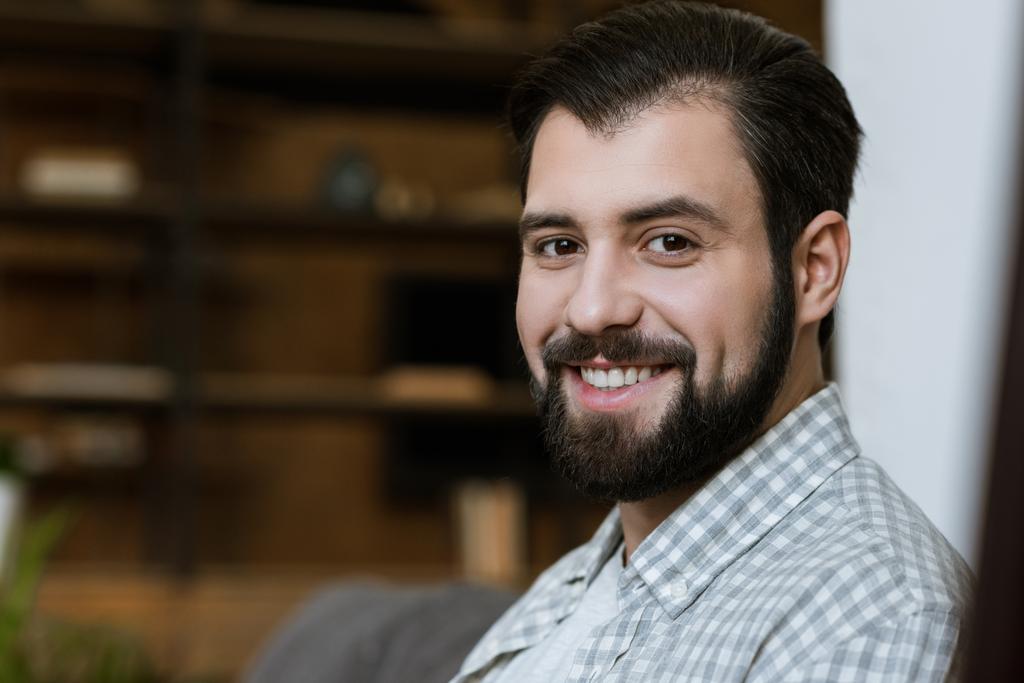 giovane uomo attraente sorridente con la barba guardando la fotocamera
 - Foto, immagini
