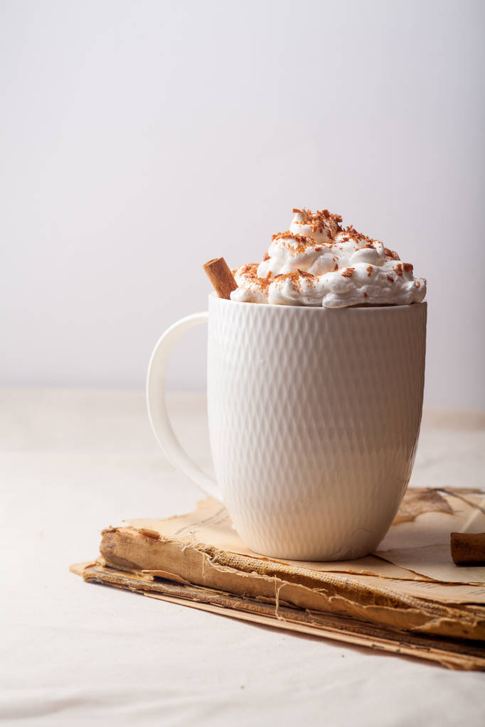 Csésze kakaót, fahéj, tejszínhabbal és csokoládé. Textil háttér. Skandináv tél fogalma. Függőleges összetétele. - Fotó, kép