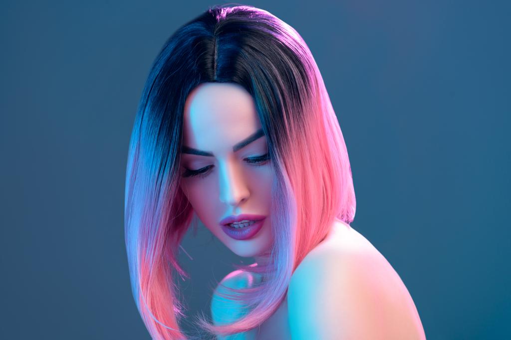 красивая чувственная обнаженная женщина в розовом парике, изолированная на голубом
 - Фото, изображение