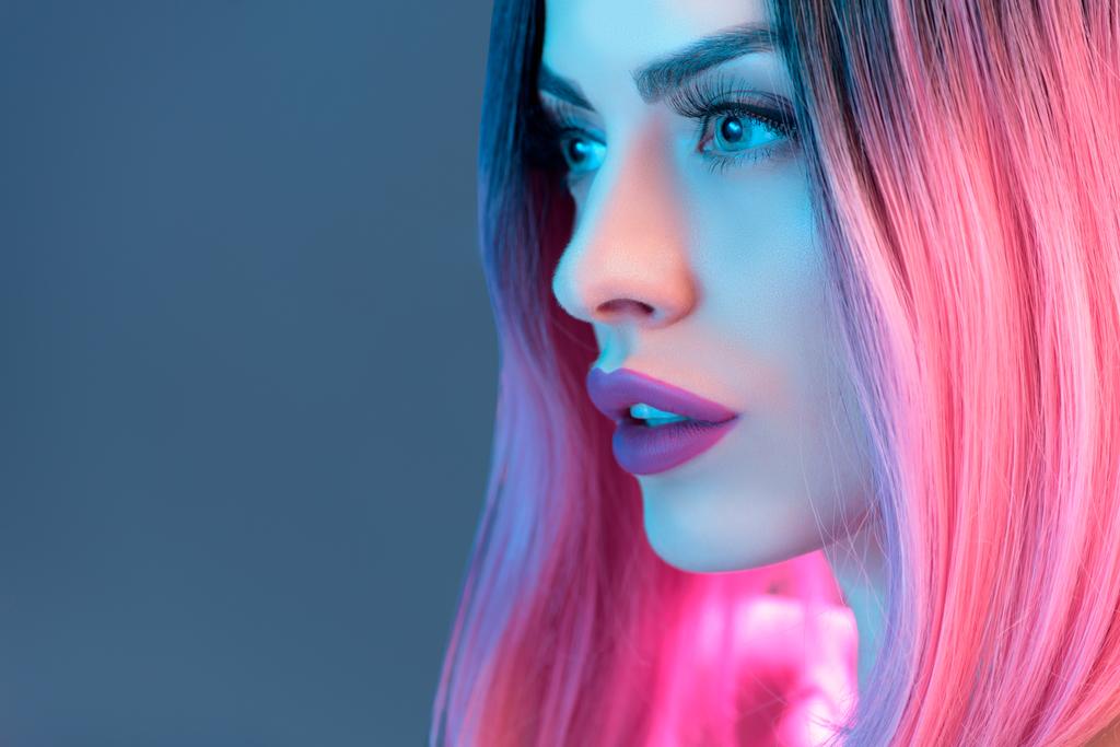 portret pięknej kobiety w różowych peruk, na niebieskim tle - Zdjęcie, obraz