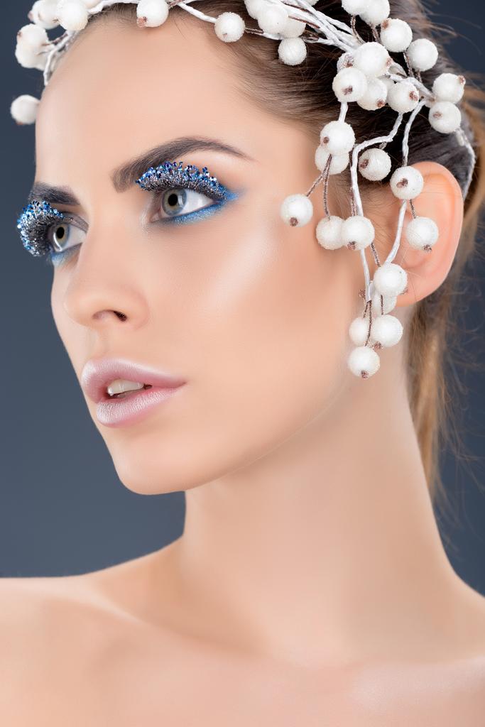 приваблива модель з аксесуаром для волосся, зимовий макіяж і блиск, ізольована на сірому
 - Фото, зображення