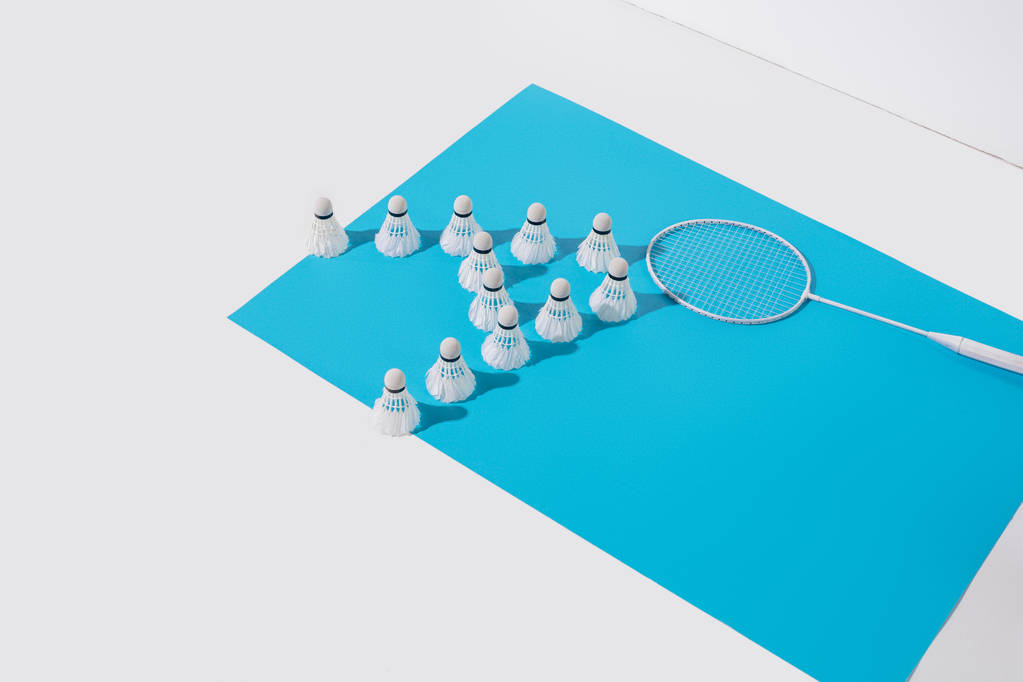 composición con raqueta de bádminton y volantes sobre papel azul
 - Foto, Imagen