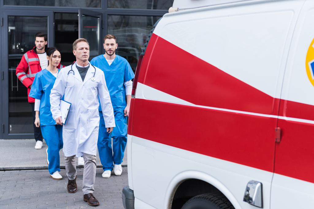 equipo de paramédicos con médico que va de hospital en ambulancia
  - Foto, imagen