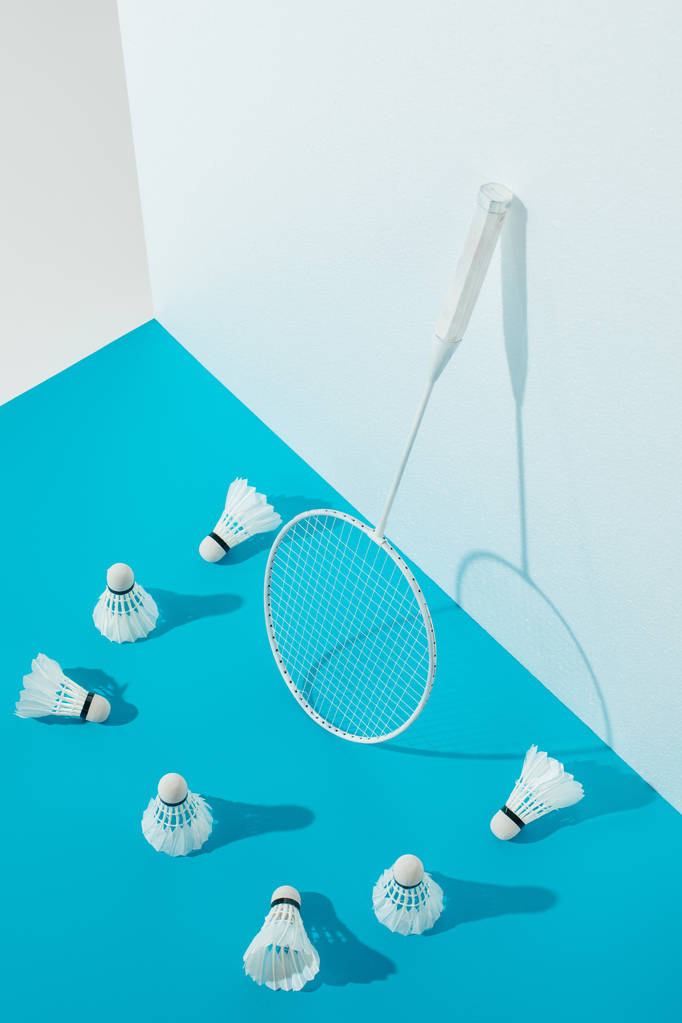 Badminton Rakiety i lotki na niebieskim papierze na białej ścianie  - Zdjęcie, obraz