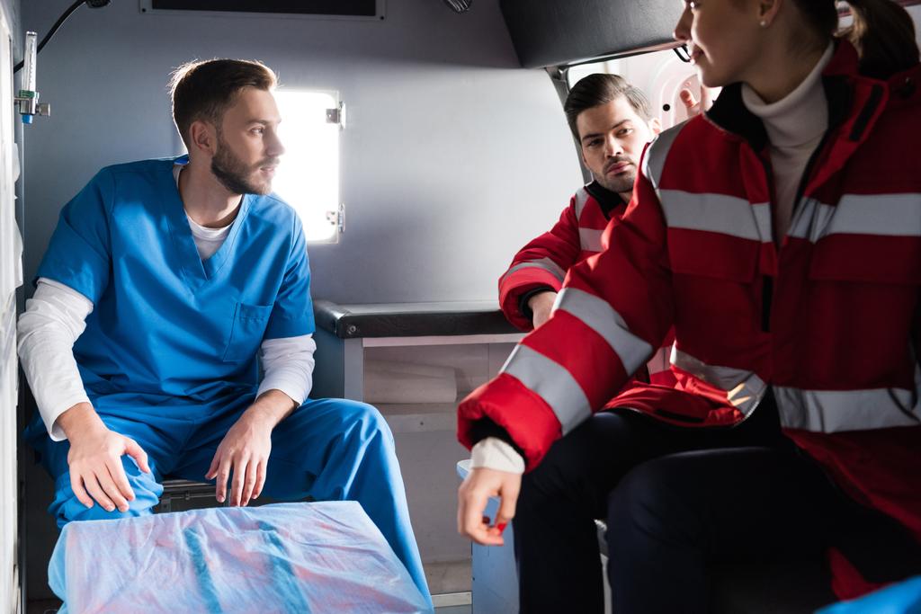 Trois médecins ambulanciers assis dans une voiture
 - Photo, image