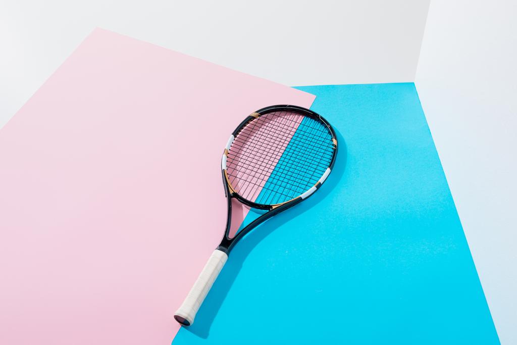 ξαπλωμένη σε μπλε και ροζ χαρτιά ρακέτα του τένις - Φωτογραφία, εικόνα