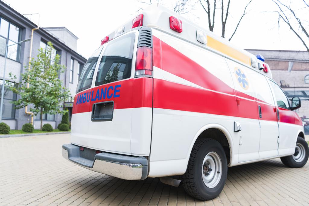 ambulancia coche blanco y rojo en la calle
  - Foto, Imagen