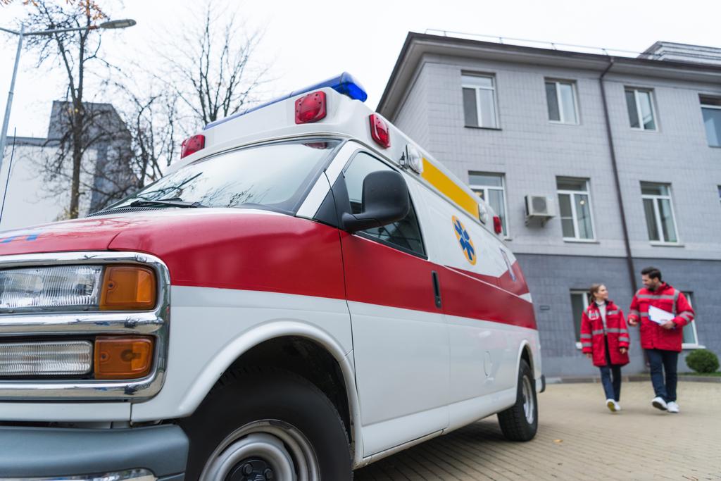 mannelijke en vrouwelijke paramedici gaan naar ambulance - Foto, afbeelding