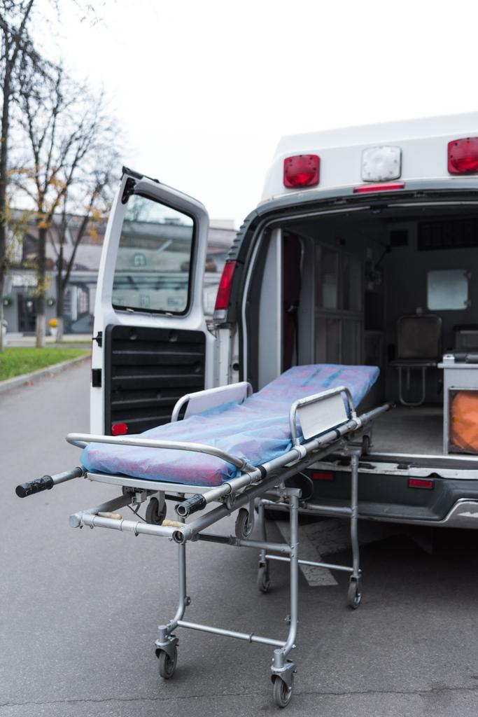 Auto ambulanza aperta e barella su una strada
  - Foto, immagini