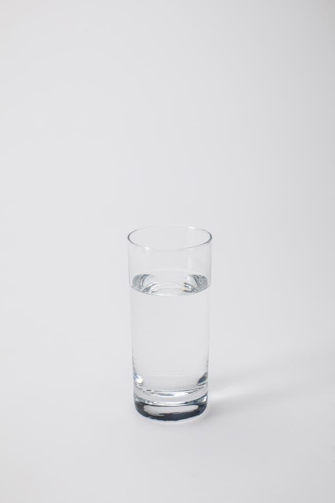 vidrio transparente con agua tranquila sobre blanco
 - Foto, imagen