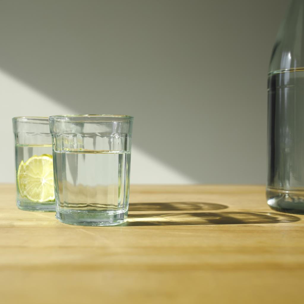 verres avec de l'eau de désintoxication avec des limes sur table en bois
 - Photo, image