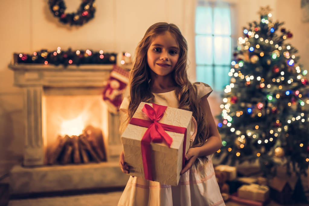 Маленька дівчинка чекає Різдва
 - Фото, зображення