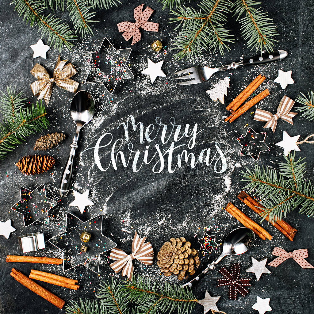 marco de ramas de abeto, utensilios, palos de canela y decoraciones navideñas. Feliz Navidad texto
  - Foto, Imagen