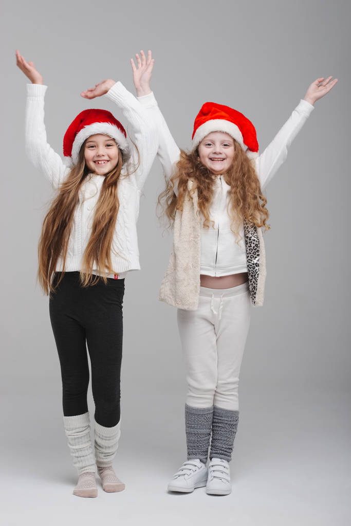 crianças felizes bonito com chapéus de santa
 - Foto, Imagem