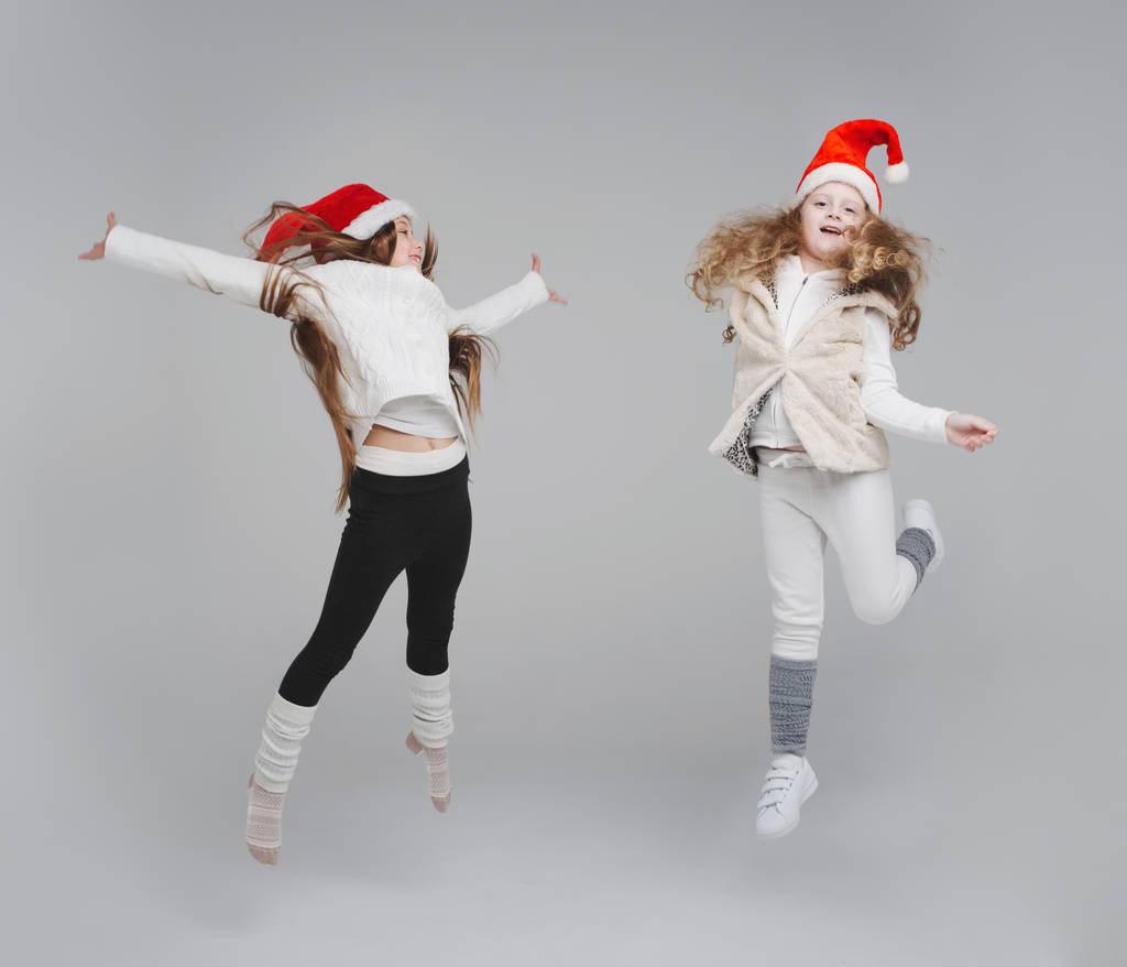 enfants heureux mignons avec chapeaux de Père Noël
 - Photo, image