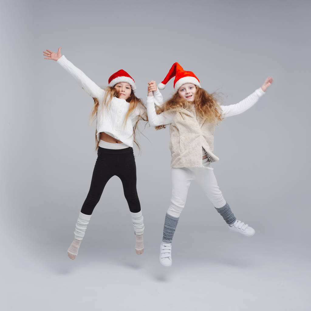 niedliche glückliche Kinder mit Weihnachtsmützen - Foto, Bild