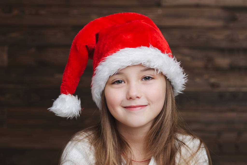 niña feliz con sombrero de santa
 - Foto, Imagen