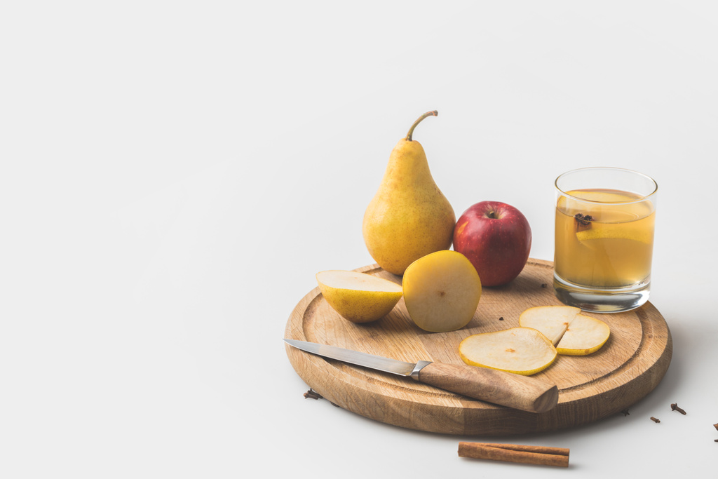 μηλίτη με μήλο και αχλάδι σε ξύλινη σανίδα σε λευκό - Φωτογραφία, εικόνα