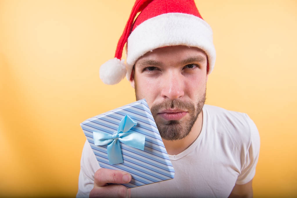 Macho držet vánoční box s modrou stužkou - Fotografie, Obrázek