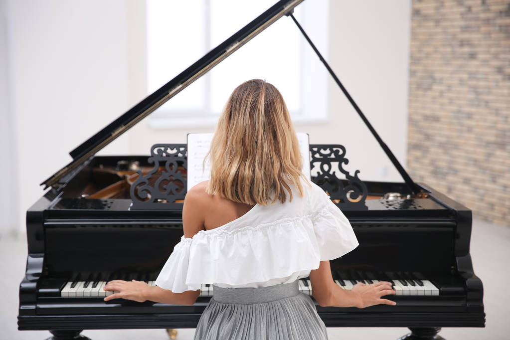 Талановита жінка грає на піаніно
 - Фото, зображення