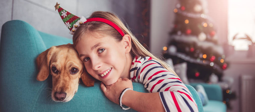 Kanepenin üzerinde poz köpek ile küçük kız   - Fotoğraf, Görsel