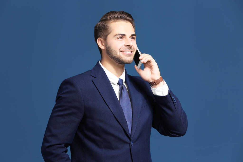 Бизнесмен разговаривает по мобильному телефону - Фото, изображение
