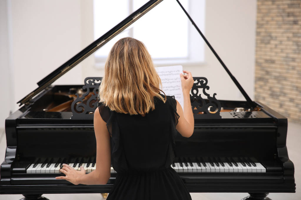 Талантливая женщина играет на пианино
 - Фото, изображение