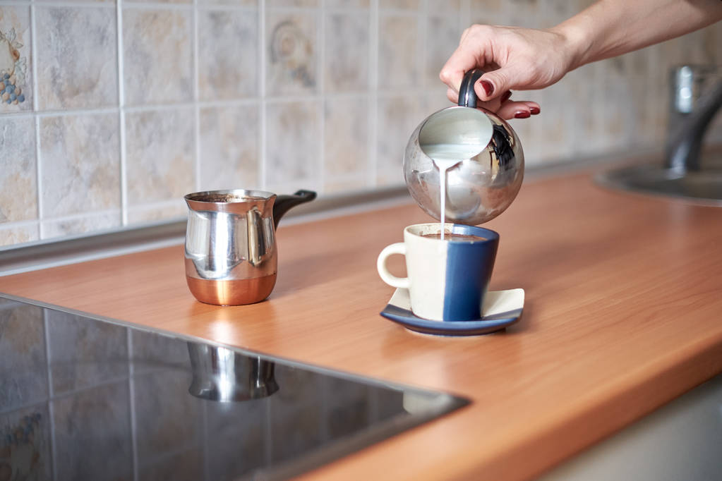 Keittäminen kahvia perinteisessä kupari kalkkuna liedellä - keittiö sisustus
 - Valokuva, kuva