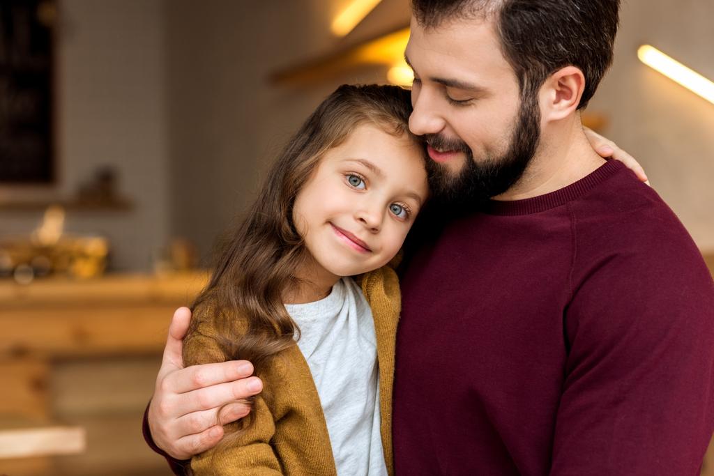 Vater und entzückende Tochter umarmen sich im Café - Foto, Bild